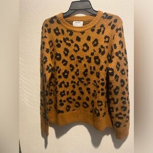 Old navy women’s sweater size M. Brown and black leopard print.